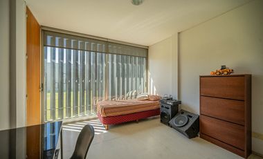 VENTA IMPONENTE CASA 7 AMB.  BARRIO SAN JOAQUIN