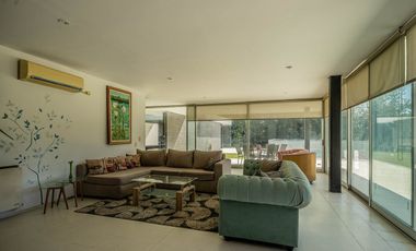 VENTA IMPONENTE CASA 7 AMB.  BARRIO SAN JOAQUIN