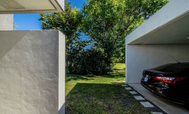 VENTA IMPONENTE CASA 7 AMB.  BARRIO SAN JOAQUIN