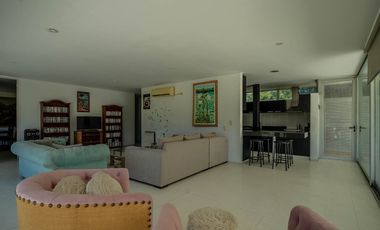 VENTA IMPONENTE CASA 7 AMB.  BARRIO SAN JOAQUIN