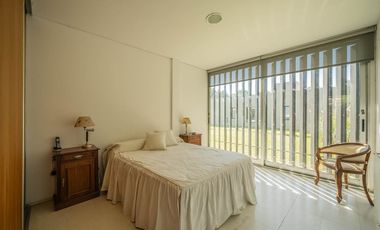 VENTA IMPONENTE CASA 7 AMB.  BARRIO SAN JOAQUIN
