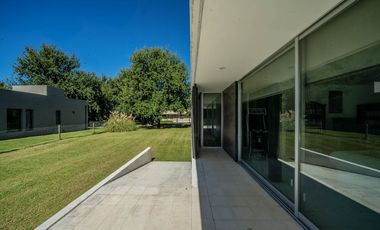 VENTA IMPONENTE CASA 7 AMB.  BARRIO SAN JOAQUIN