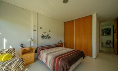 VENTA IMPONENTE CASA 7 AMB.  BARRIO SAN JOAQUIN