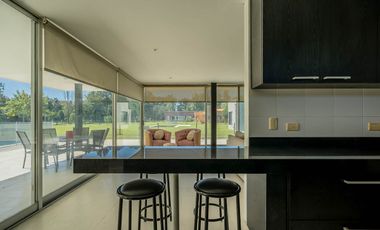 VENTA IMPONENTE CASA 7 AMB.  BARRIO SAN JOAQUIN