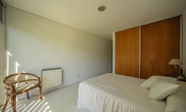VENTA IMPONENTE CASA 7 AMB.  BARRIO SAN JOAQUIN