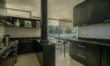VENTA IMPONENTE CASA 7 AMB.  BARRIO SAN JOAQUIN