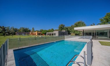 VENTA IMPONENTE CASA 7 AMB.  BARRIO SAN JOAQUIN