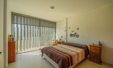 VENTA IMPONENTE CASA 7 AMB.  BARRIO SAN JOAQUIN