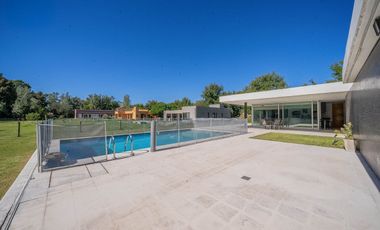 VENTA IMPONENTE CASA 7 AMB.  BARRIO SAN JOAQUIN