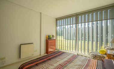 VENTA IMPONENTE CASA 7 AMB.  BARRIO SAN JOAQUIN
