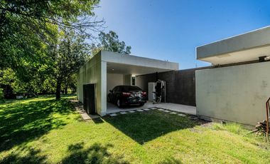VENTA IMPONENTE CASA 7 AMB.  BARRIO SAN JOAQUIN