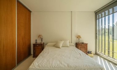 VENTA IMPONENTE CASA 7 AMB.  BARRIO SAN JOAQUIN