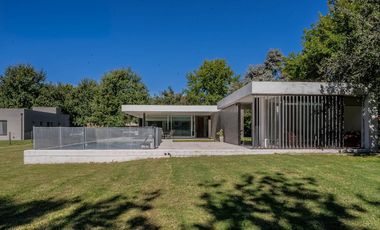 VENTA IMPONENTE CASA 7 AMB.  BARRIO SAN JOAQUIN