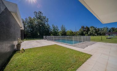 VENTA IMPONENTE CASA 7 AMB.  BARRIO SAN JOAQUIN