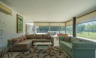 VENTA IMPONENTE CASA 7 AMB.  BARRIO SAN JOAQUIN