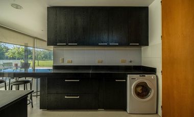 VENTA IMPONENTE CASA 7 AMB.  BARRIO SAN JOAQUIN