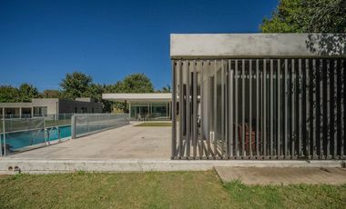 VENTA IMPONENTE CASA 7 AMB.  BARRIO SAN JOAQUIN