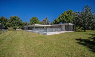 VENTA IMPONENTE CASA 7 AMB.  BARRIO SAN JOAQUIN