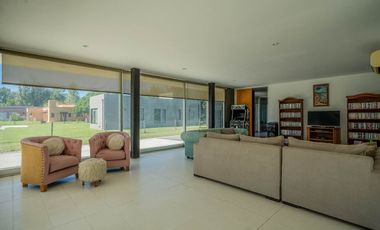 VENTA IMPONENTE CASA 7 AMB.  BARRIO SAN JOAQUIN
