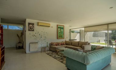 VENTA IMPONENTE CASA 7 AMB.  BARRIO SAN JOAQUIN