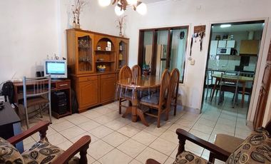 Casa 4 ambientes con garage-quincho y gran parque