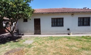 Casa 4 ambientes con garage-quincho y gran parque