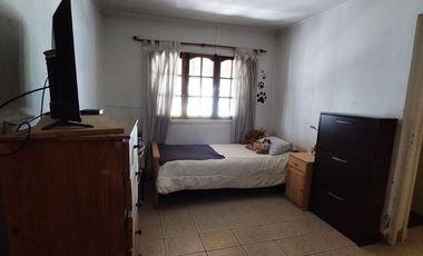 Casa 4 ambientes con garage-quincho y gran parque