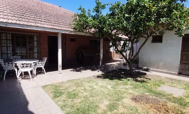 Casa 4 ambientes con garage-quincho y gran parque
