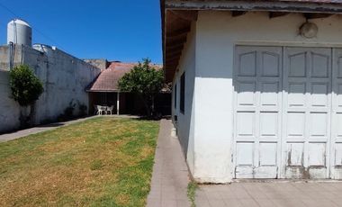 Casa 4 ambientes con garage-quincho y gran parque