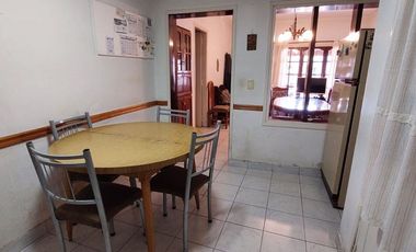 Casa 4 ambientes con garage-quincho y gran parque