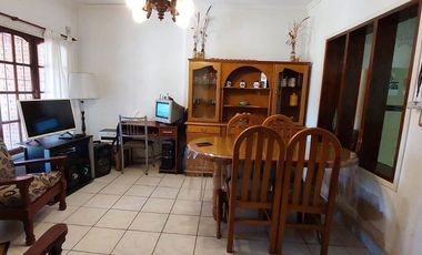 Casa 4 ambientes con garage-quincho y gran parque