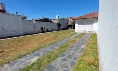 Casa 4 ambientes con garage-quincho y gran parque