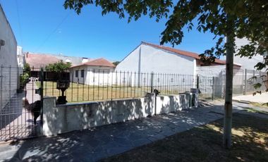 Casa 4 ambientes con garage-quincho y gran parque