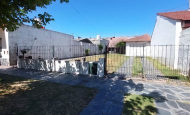Casa 4 ambientes con garage-quincho y gran parque