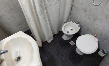 Casa 4 ambientes con garage-quincho y gran parque