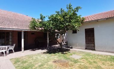 Casa 4 ambientes con garage-quincho y gran parque