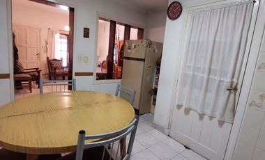 Casa 4 ambientes con garage-quincho y gran parque