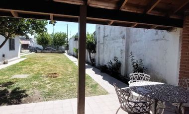 Casa 4 ambientes con garage-quincho y gran parque