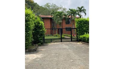 CASA CAMPESTRE EN UNIDAD CERRADA