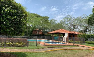 CASA CAMPESTRE EN UNIDAD CERRADA
