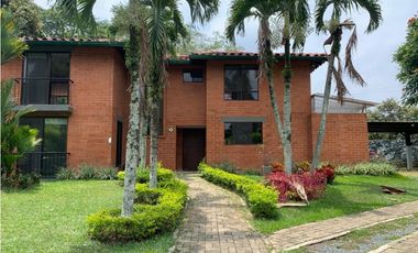 CASA CAMPESTRE EN UNIDAD CERRADA