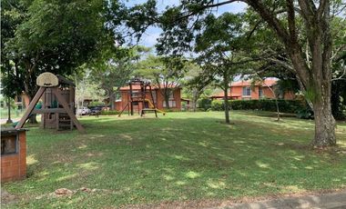 CASA CAMPESTRE EN UNIDAD CERRADA