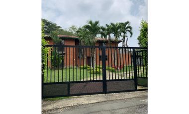 CASA CAMPESTRE EN UNIDAD CERRADA