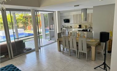 CASA MODERNA CON PISCINA Y JACUZZI