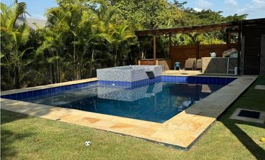 CASA MODERNA CON PISCINA Y JACUZZI