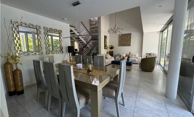 CASA MODERNA CON PISCINA Y JACUZZI