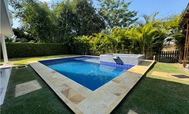 CASA MODERNA CON PISCINA Y JACUZZI