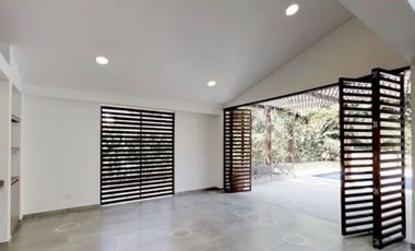 CASA CON PISCINA EN LA MORADA.