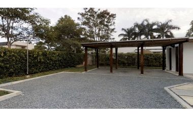 CASA CON PISCINA EN LA MORADA.
