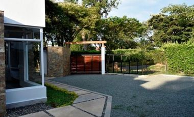 CASA CON PISCINA EN LA MORADA.